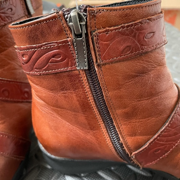 Leather Ankle boots with inside zippers and floral patterns - Picture 8 of 14